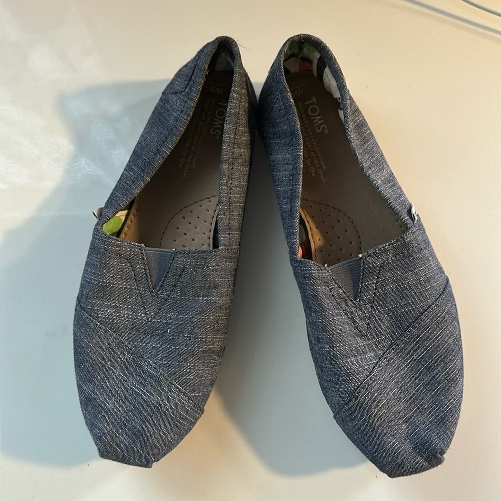 Women’s Grey Chambray Toms